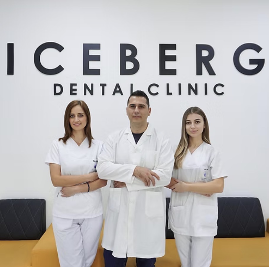 Iceberg Dental Clinic — il team davanti alla sede di Tirana